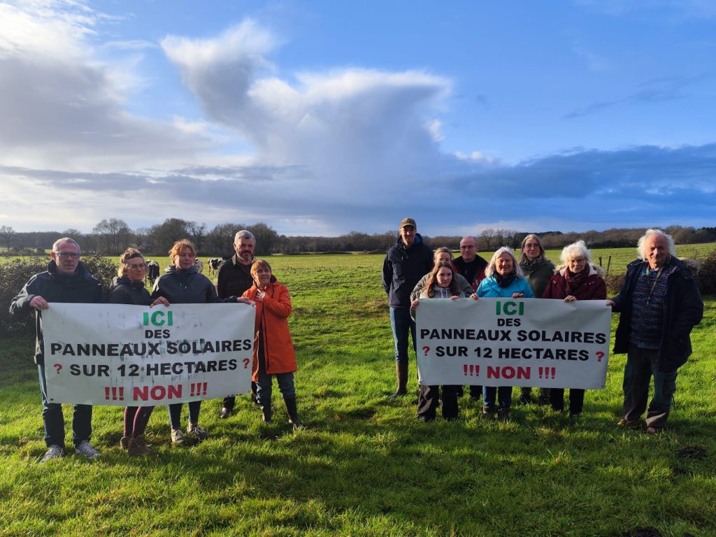 mobilisation des riverains devant les terres concernées.